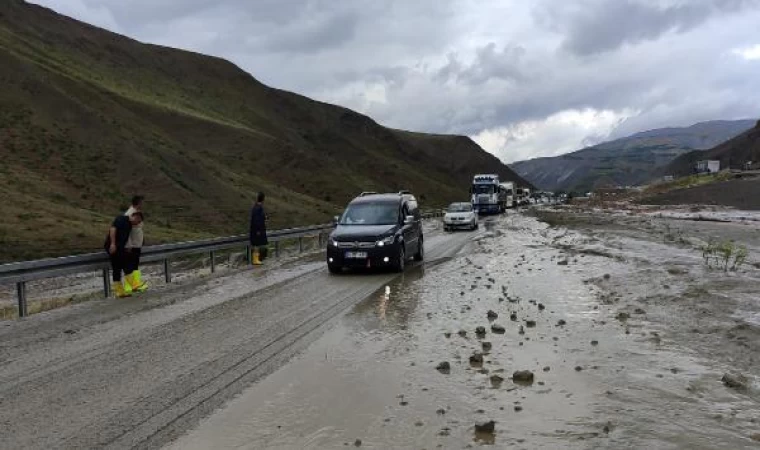 Çamurla kaplanan Erzincan-Sivas kara yolu ulaşıma kapandı (2)