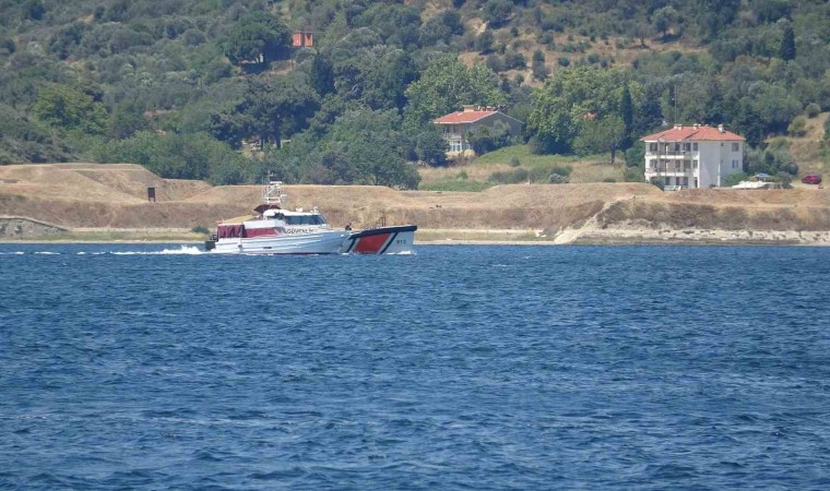 Çanakkale Boğazında 83 kaçak göçmen ile 2 göçmen kaçakçısı yakalandı