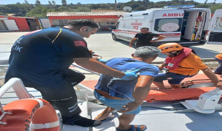 Çanakkale Boğazında balıkçı teknesinde rahatsızlanan personel Kıyı Emniyeti ekiplerince tahliye edildi