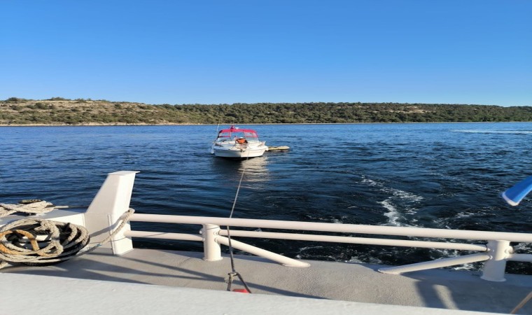 Çanakkale Boğazında sürüklenen tekne kurtarıldı