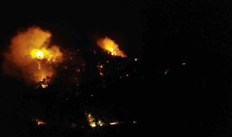 Çanakkalede gece başlayan orman yangını havadan görüntülendi