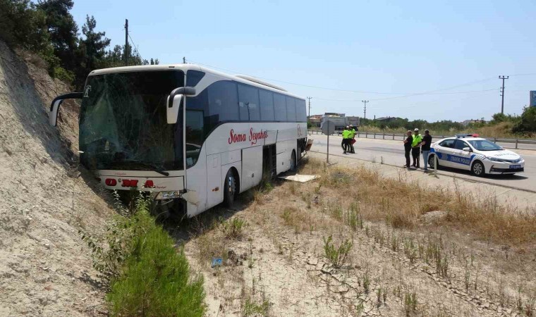 Çanakkalede otobüs yoldan çıktı: 5 yaralı