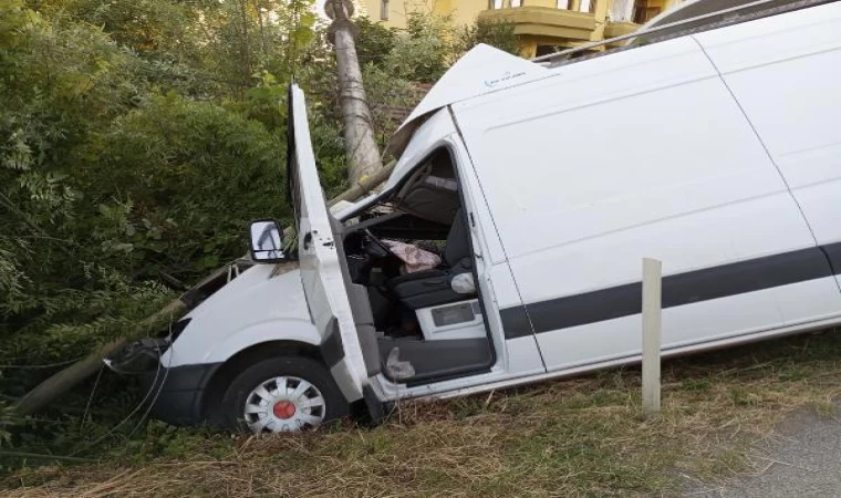 Canlı yayın aracı, beton direğe çarptı: 2 ölü, 1 yaralı