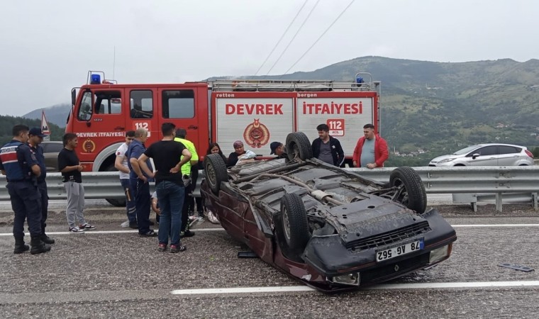 Çarpışan otomobillerden biri ters döndü: 1i bebek 8 yaralı