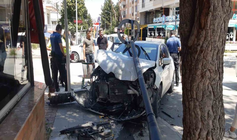 Çarpışan otomobillerden saniyelerle kurtuldu