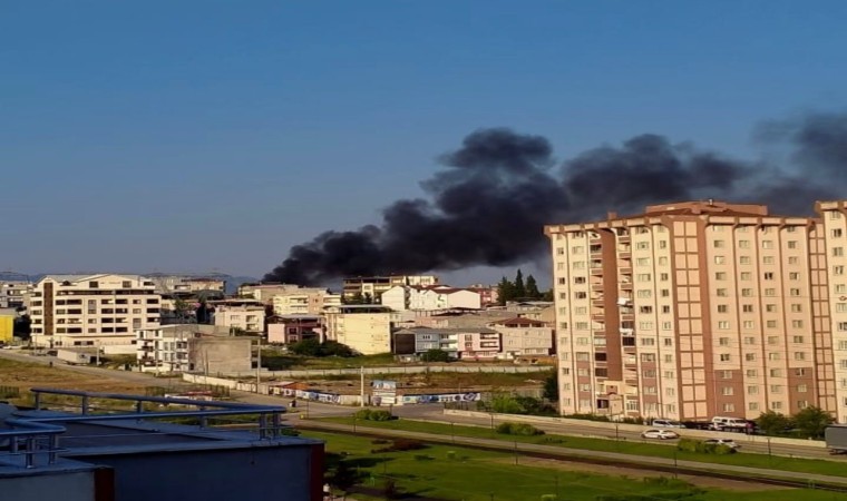 Çatı alev alev yandı, mahallelinin izlemesi dikkatlerden kaçmadı