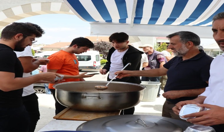 Çayırlıda vatandaşlara aşure dağıtıldı