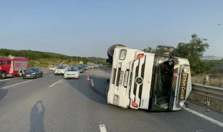 Çekmeköy’de hafriyat kamyonu devrildi