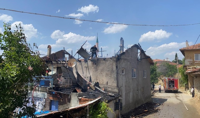 Çıkan yangın müstakil evi kullanılmaz hale getirdi