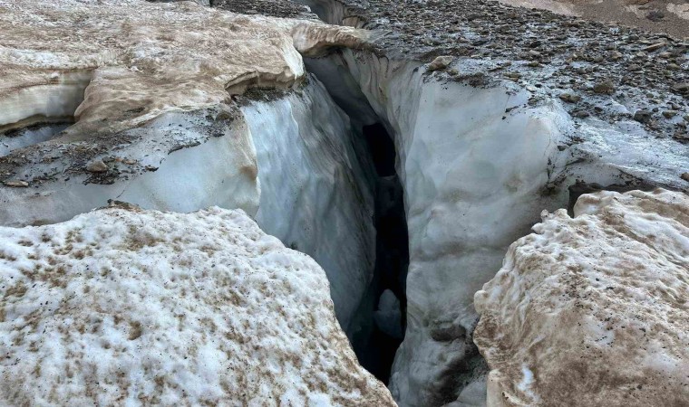 Ciloda buzul kırıldı, 4 kişi oluşan çukura düştü