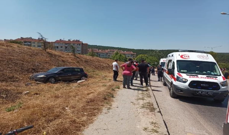 Çocuğuyla kaldırımda yürürken otomobilin çarptığı kadın, ağır yaralandı