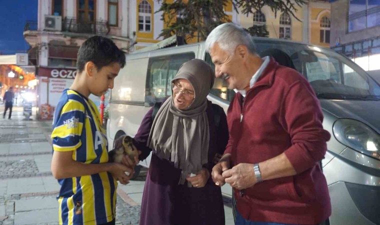 Çocuk ile yavru ördeğin dostluğu görenleri hayrete düşürüyor