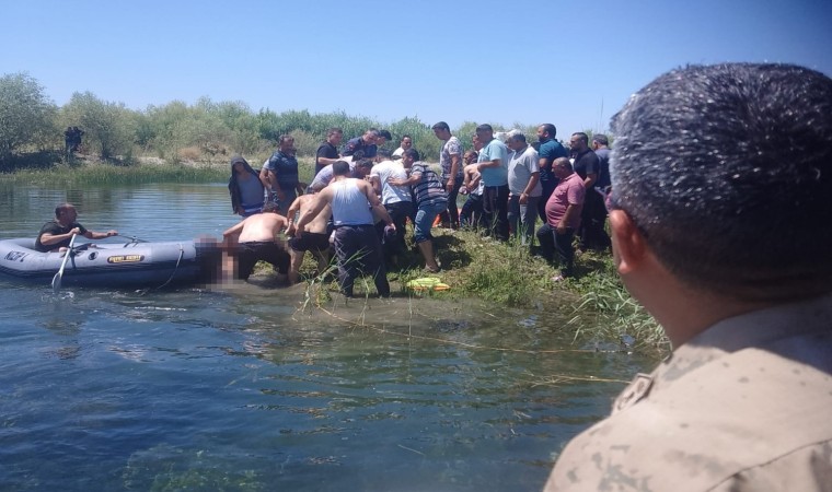 Çocuklarını kurtarmaya çalışan baba boğuldu