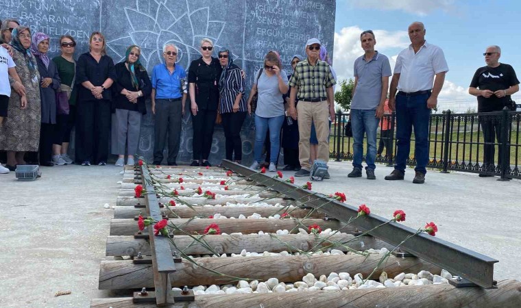 Çorludaki tren kazasında ölenler için Uzunköprüde raylara karanfil bırakılarak anıldı