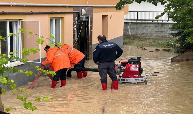 Çorumda sağanak yağışta ev ve iş yerlerini su bastı