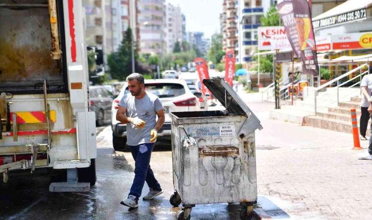 Çukurovada konteynerler ilaçlı su ile yıkanıyor