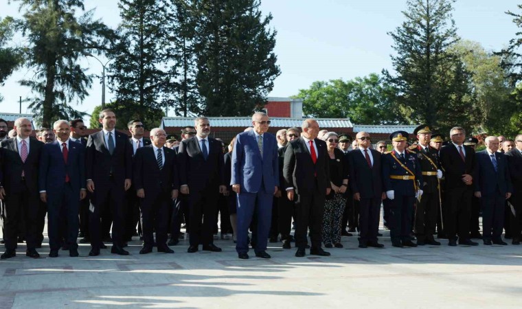 Cumhurbaşkanı Erdoğan, KKTCde Atatürk Anıtına çelenk bıraktı