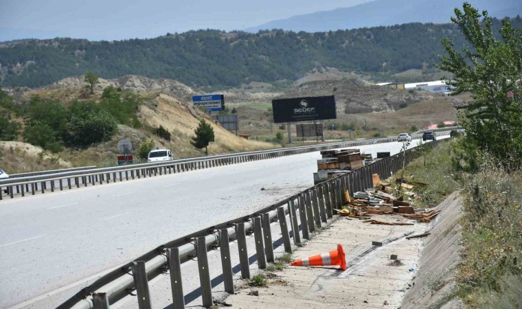 D100de arı kovanı yüklü kamyon devrildi: 1 kişi yaralandı, arılar telef oldu