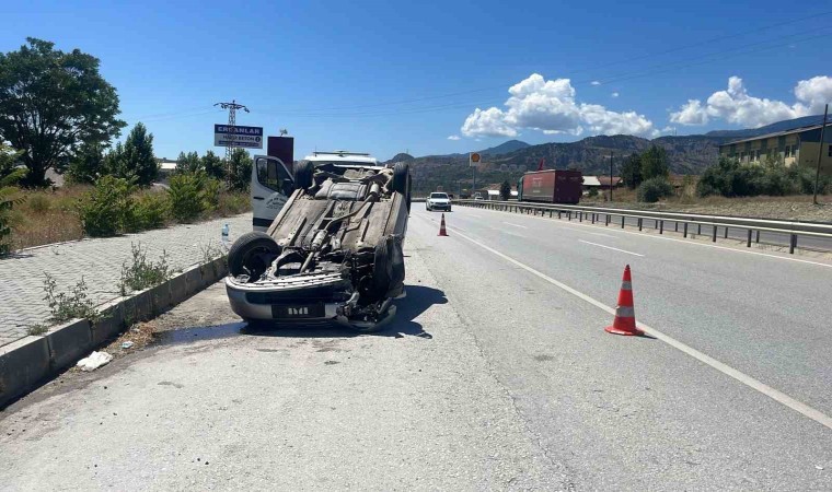 D100de bariyerlere çarpan otomobil takla attı: 1 yaralı