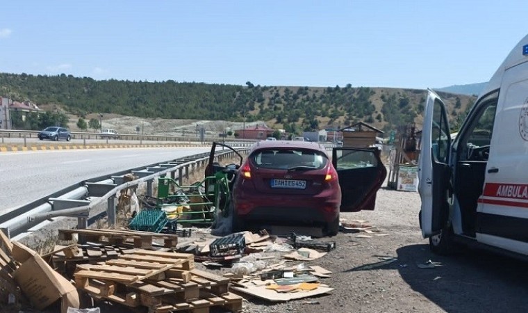 D100de gurbetçi ailenin bulunduğu otomobil bariyerlere çarptı: 2 yaralı