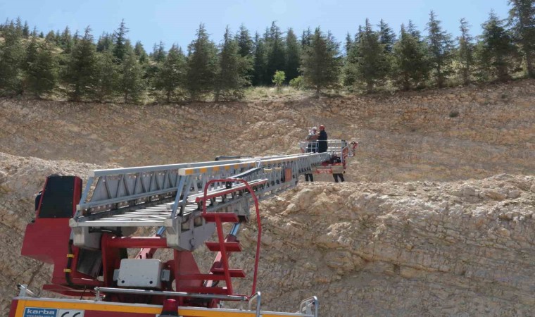 Dağ çayı toplarken depreme yakalandı, ayakları kayıp kayalıklardan düştü