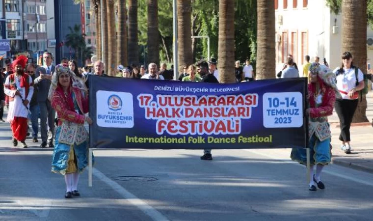 Denizli’de, ’Uluslararası Halk Dansları Festivali’ kortej yürüyüşüyle başladı