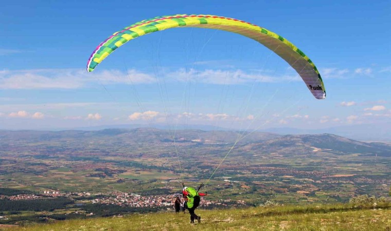 Denizlinin ilçeleri yamaç paraşütü tutkunlarının gözdesi haline geliyor