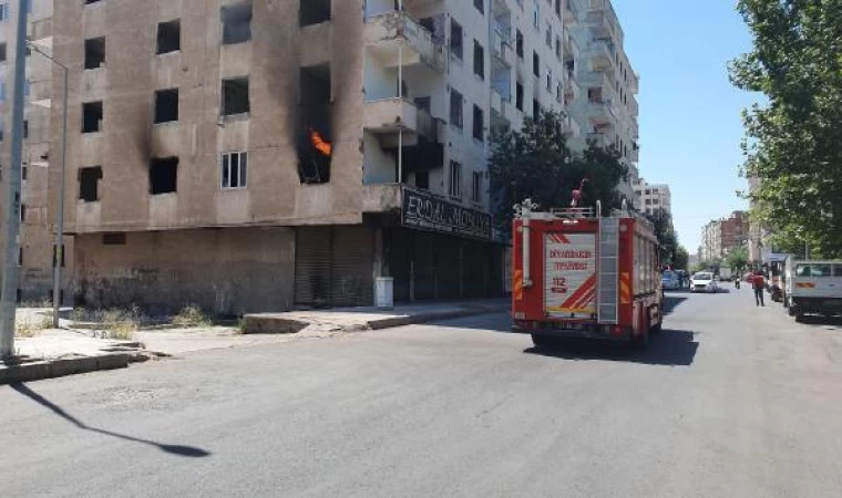 Depremde ağır hasar gören boş binada dairenin ateşe verildiği iddiası