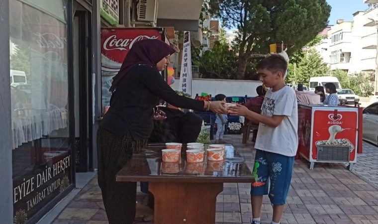 Depremde hayatını kaybedenler için aşure yapıp dağıttılar