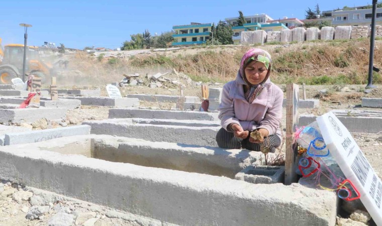 Depremde sevdiklerini kaybeden kadın her gün kabir ziyareti yapıyor