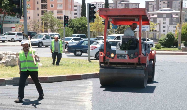 Depremin merkezinde sıcak havada asfalt döken işçilerin zorlu mesaisi