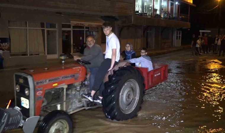 Dere yaklaşık 5 metre yükseldi, mahalleyi su bastı