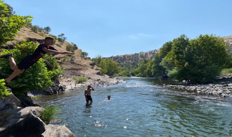 Derecikte 40 derece ulaşan sıcaktan bunalan gençler çayda serinleniyor