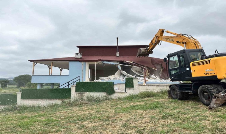 Derincede 3 kaçak yapı yıkıldı