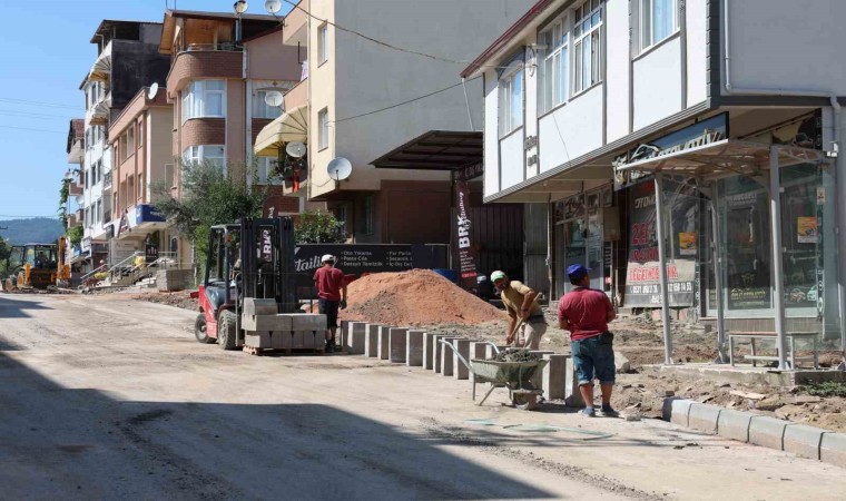 Derincede kaldırım düzenlemeleri yapılıyor