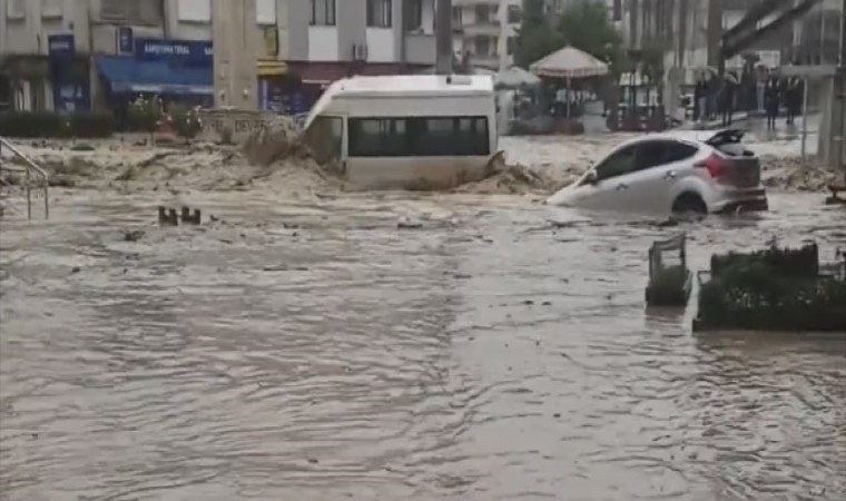 Devrekte araçları sular altında kaldı, canlarını zor kurtardılar