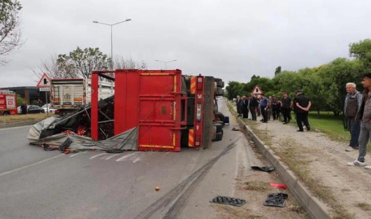 Devrilen TIR’ın sürücüsü yaralandı, meyve yükü yola saçıldı