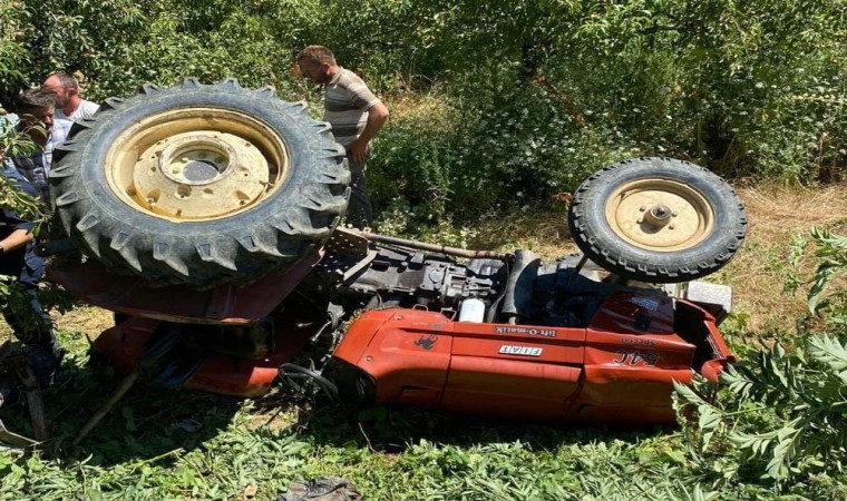 Devrilen traktörün altında kalan sürücü hayatını kaybetti