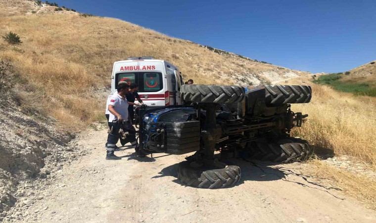 Devrilen traktörün altında kalan sürücü öldü