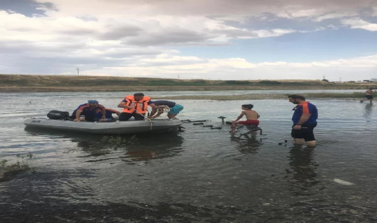 Dicle Nehri’nde mahsur kalan 16 kişiyi AFAD kurtardı