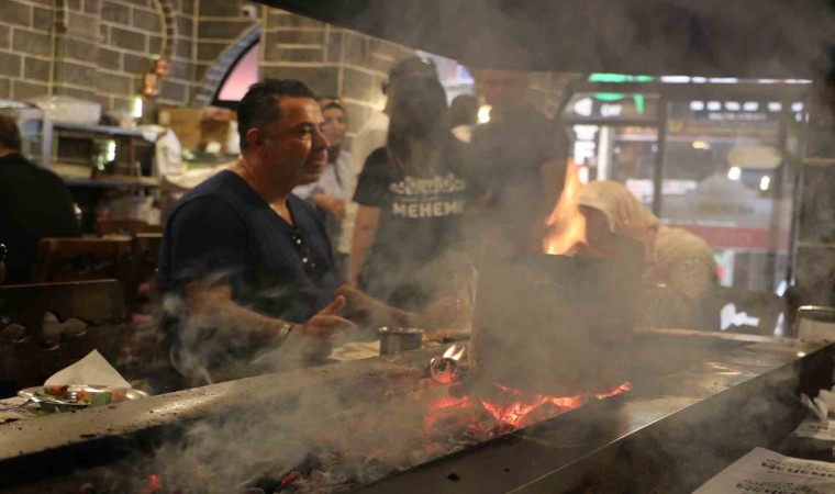 Diyarbakır ciğeri sıcak havalara rağmen ocakbaşında tercih ediliyor