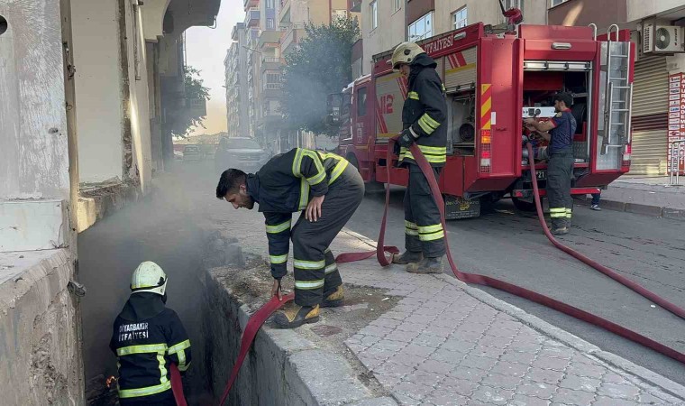 Diyarbakırda ağır hasarlı 7 katlı binanın bodrum katında yangın