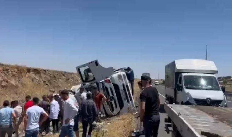 Diyarbakırda kontrolden çıkan tır devrildi: 1 yaralı