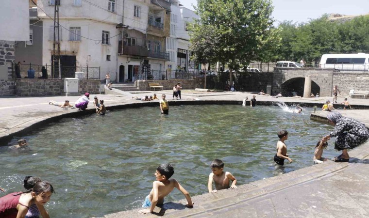 Diyarbakırda sıcaktan bunalan çocuklar soluğu Anzele suyunda aldı