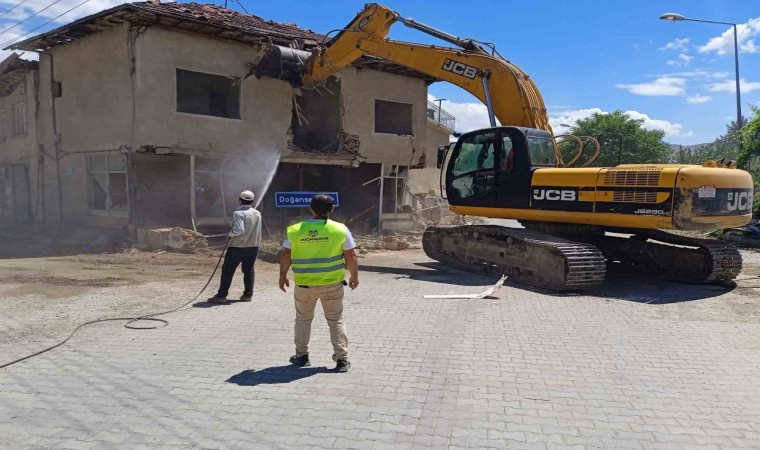 Doğanşehirde ağır hasarlı binaların yıkımı sürüyor