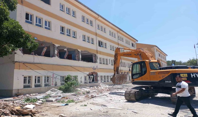 Doğanşehirde hasarlı kamu binaları yıkılıyor