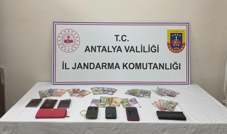 Dolar ve gümüş kolye hırsızları jandarmadan kaçamadı