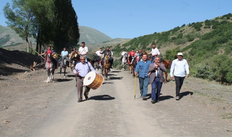 Düğünde hem halay çektiler hem de at binip cirit oynadılar