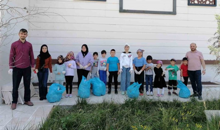 Dumlupınarda yaz Kuran kursu öğrencilerinden çevre temizliği