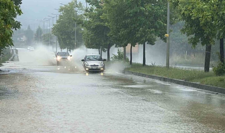 Düzce Akçakoca yolu sular altında kaldı